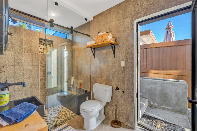 1686 Neptune Ave - Photo 4 of 20