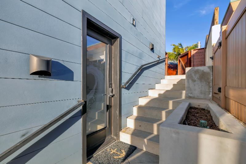 1686 Neptune Ave - Photo 6 of 20