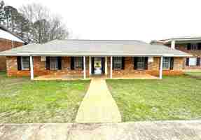 featured image of 208 Cloverleaf Dr #5