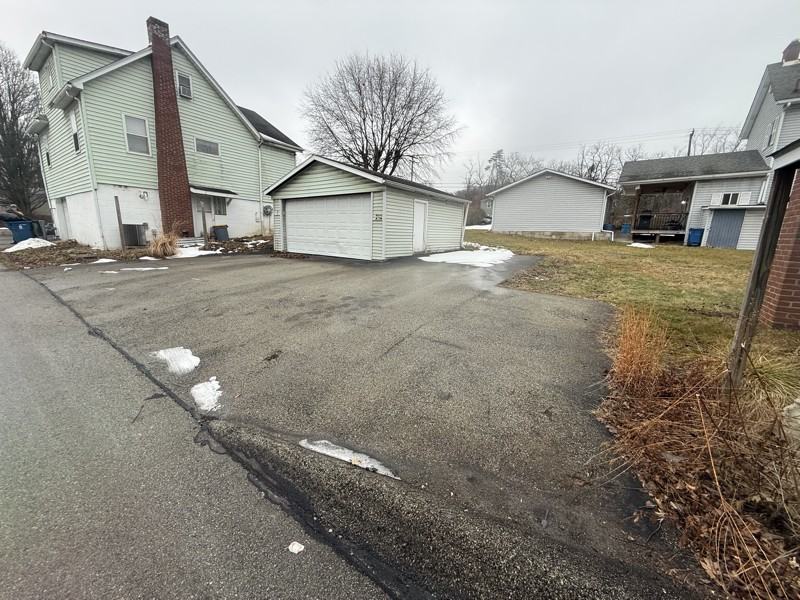 405 Hillis St - Photo 3 of 8