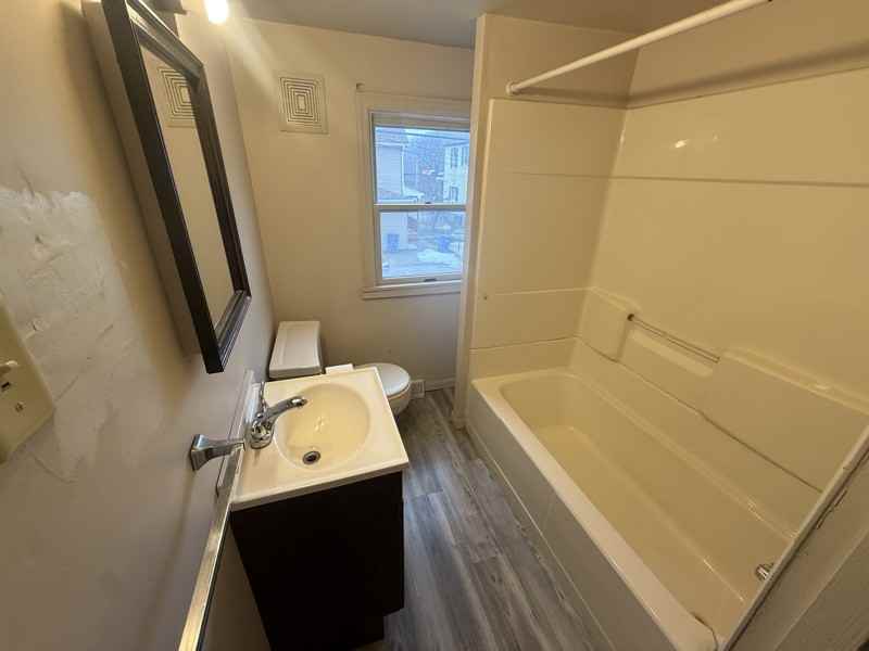 405 Hillis St - Photo 4 of 8