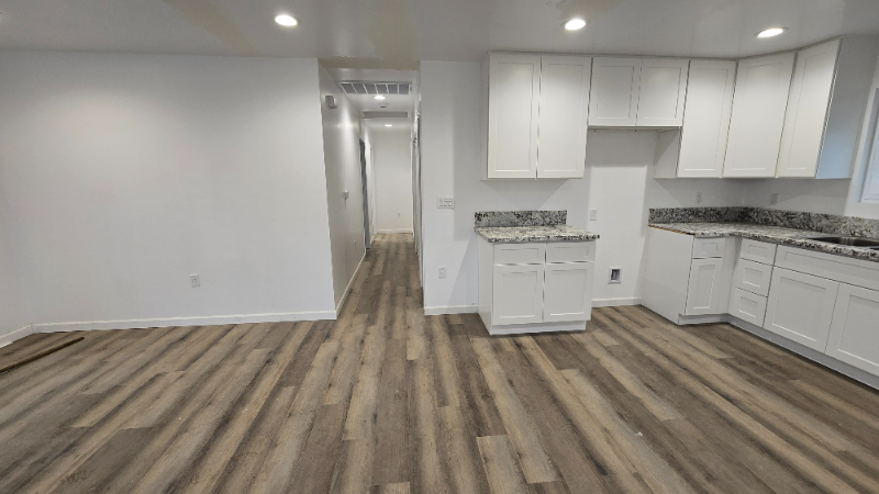 725 31st St #B - Photo 3 of 14