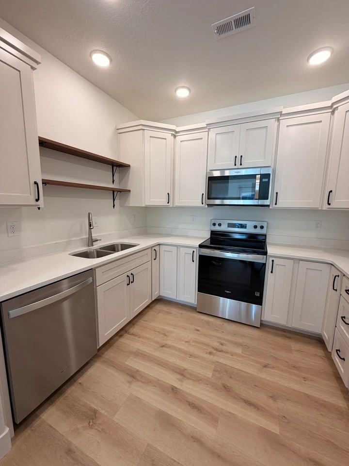 1593 Nw #204 - Photo 7 of 19