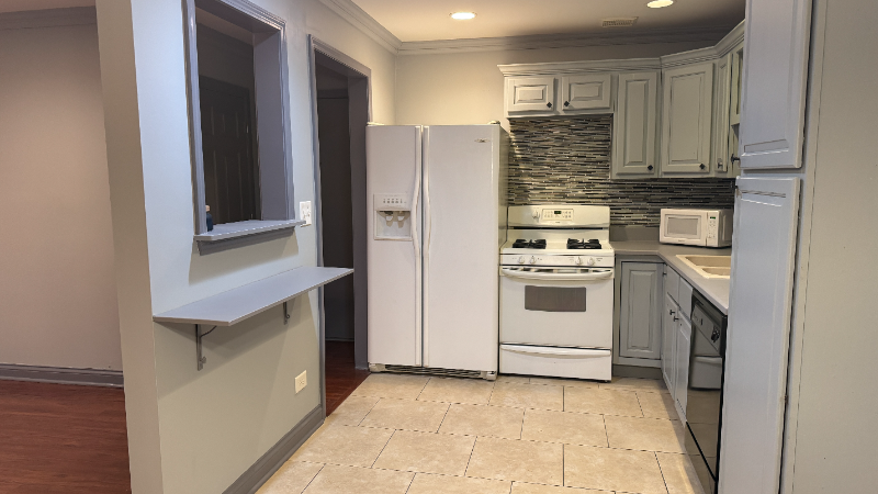 9S060 Lake Dr #12-102 - Photo 2 of 20