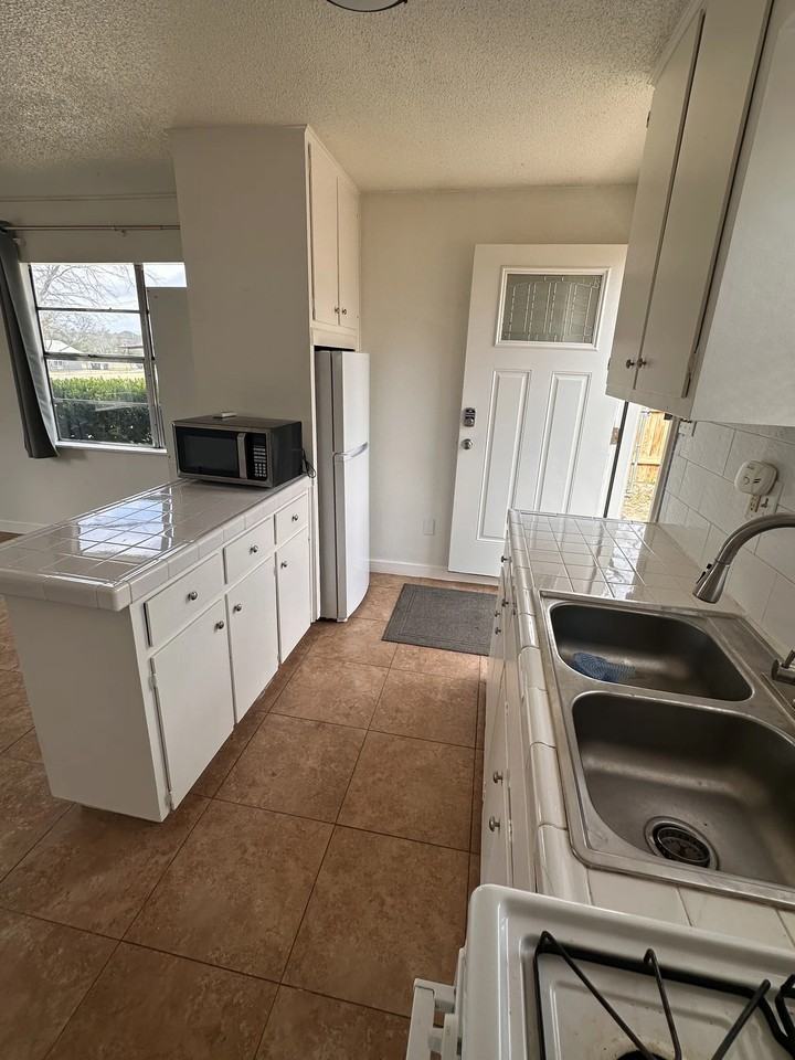 614 S Groos St #B - Photo 3 of 5