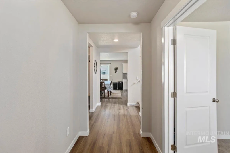 765 Sw Huebert St - Photo 3 of 26