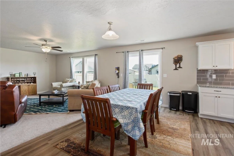 765 Sw Huebert St - Photo 6 of 26