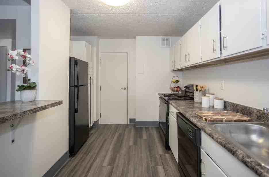 Brentmoor at Penn Center - Photo 3 of 37