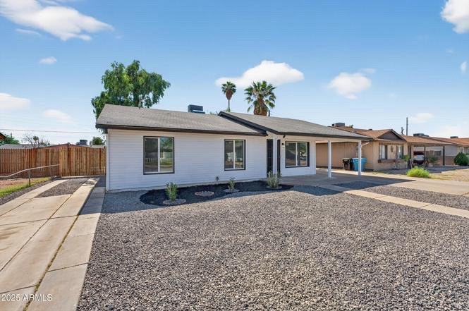 5039 W Vernon Ave - Photo 2 of 15