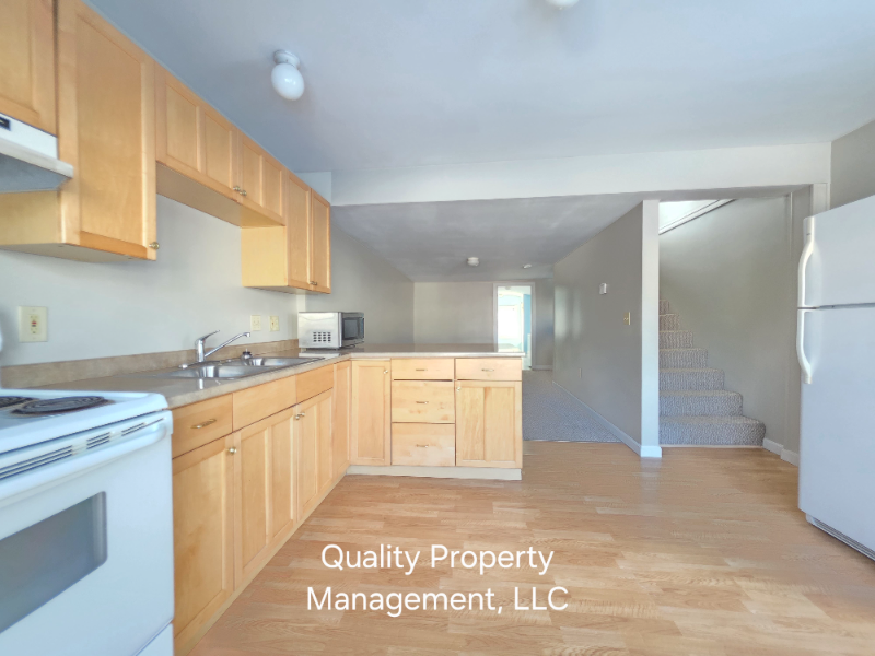 208 Grove St #B - Photo 3 of 18