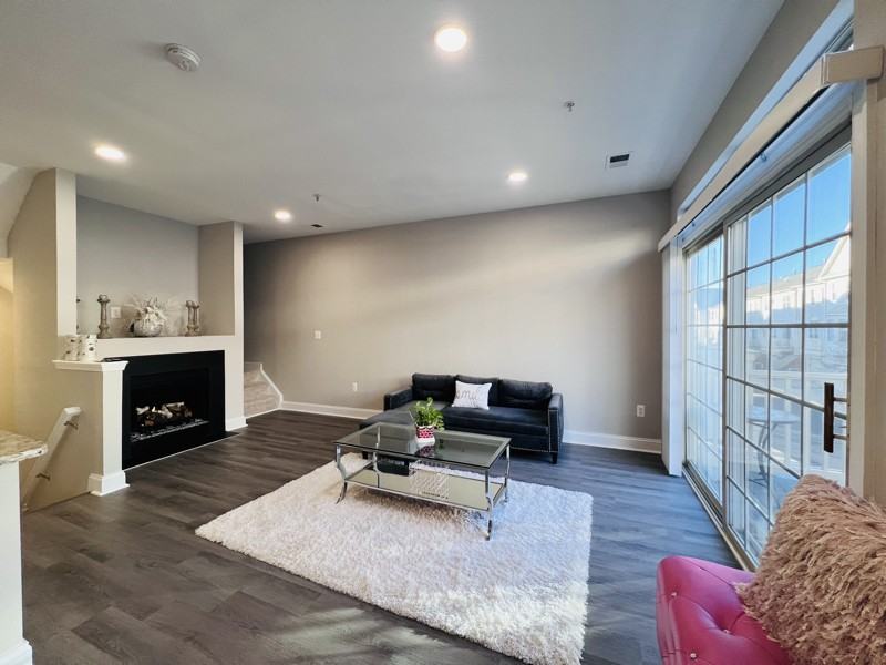 46375 Pryor Sq - Photo 2 of 16