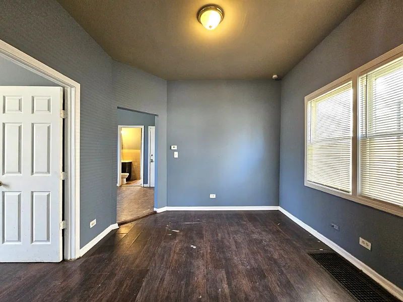 12026 S Union Ave - Photo 4 of 7