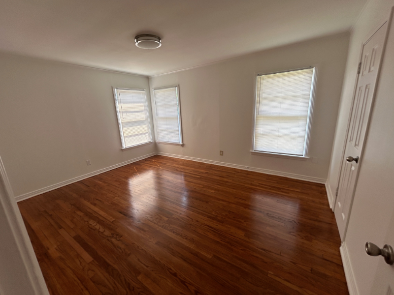 1118 Woodley St - Photo 4 of 11