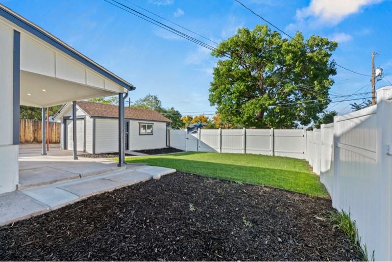 1557 W Dakota Ave - Photo 7 of 10