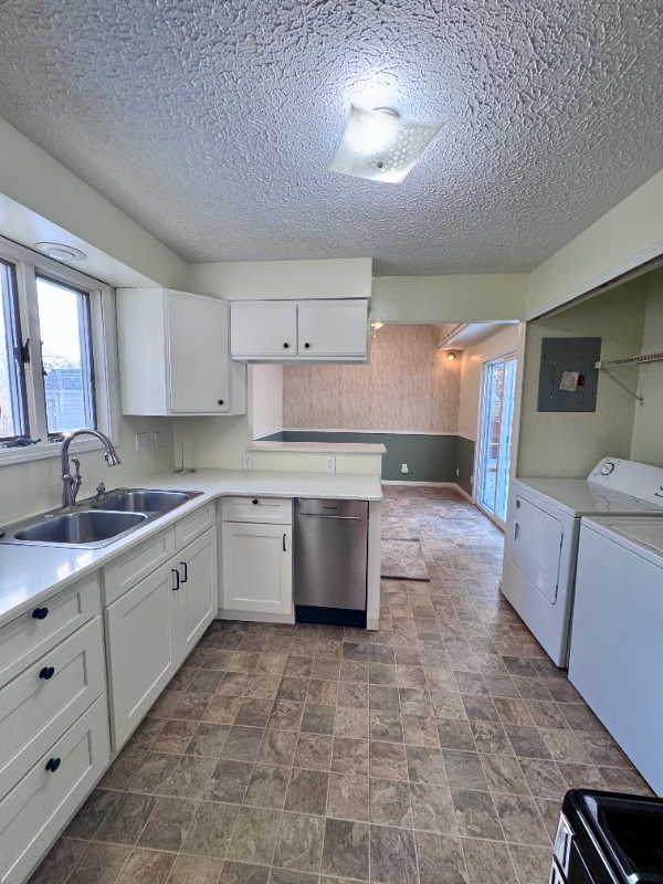 196 S Point Dr - Photo 3 of 20