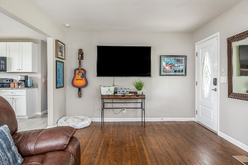 204 Edgewater Dr - Photo 4 of 20