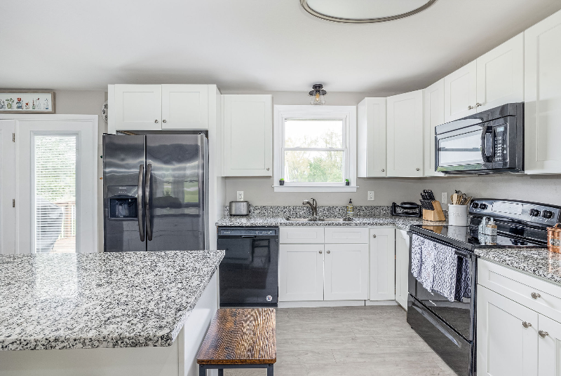 204 Edgewater Dr - Photo 7 of 20