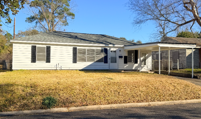 909 Lake Court Dr - Photo 2 of 10