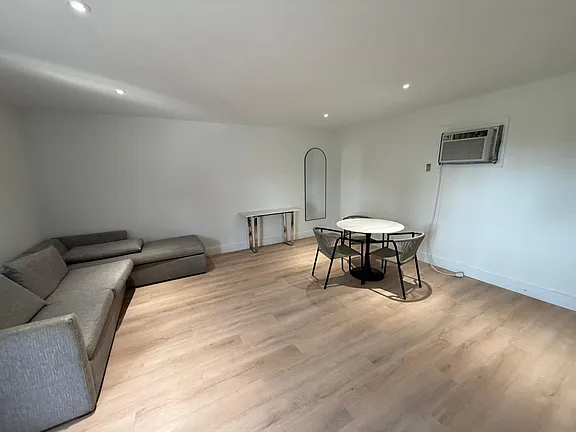 4105 Poinsett St #1 - Photo 4 of 5