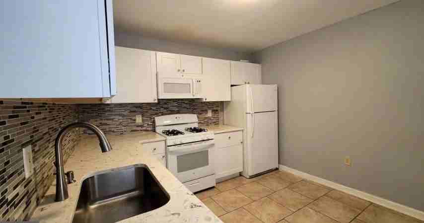 122 N Scott St - Photo 7 of 19