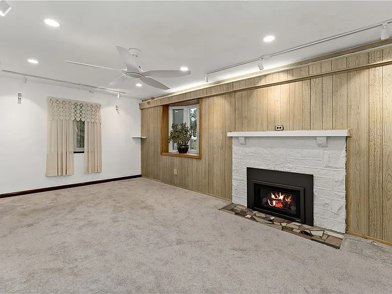 350 Broadway Dr - Photo 2 of 16