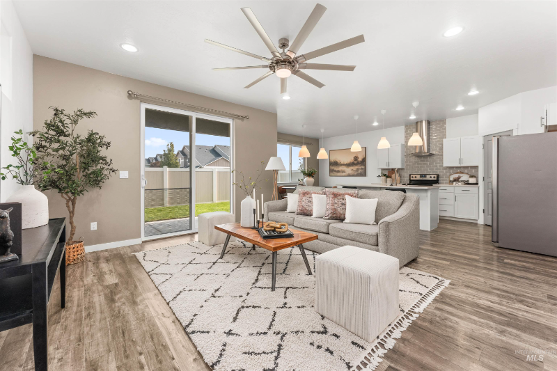 1983 W Bella Ln - Photo 2 of 22