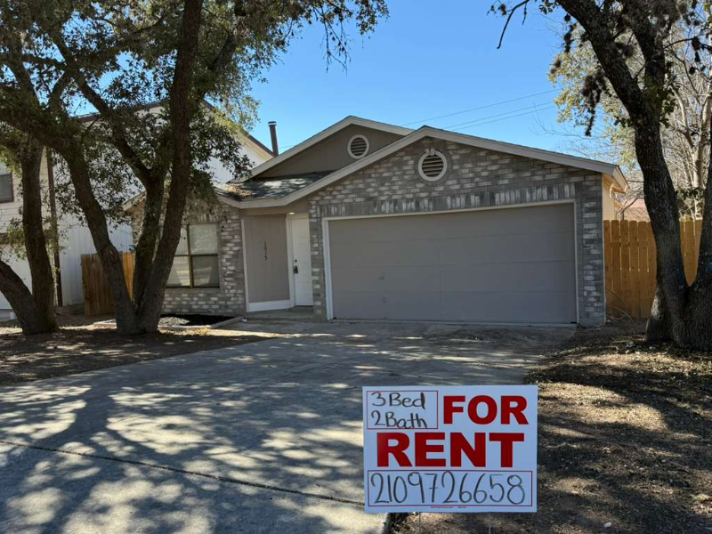 1015 Arrowhead Trl - Photo 2 of 14