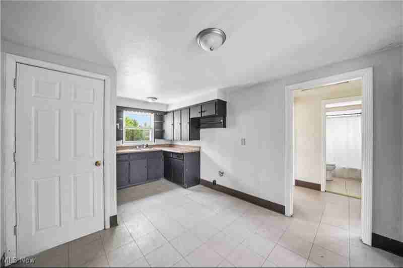 1369 Adelaide Ave Se #2 - Photo 2 of 9