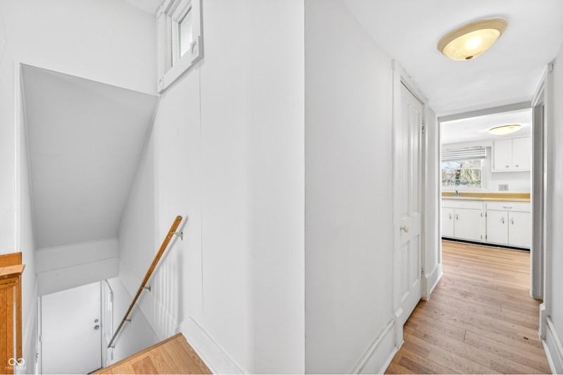 930 7th St #B - Photo 3 of 12