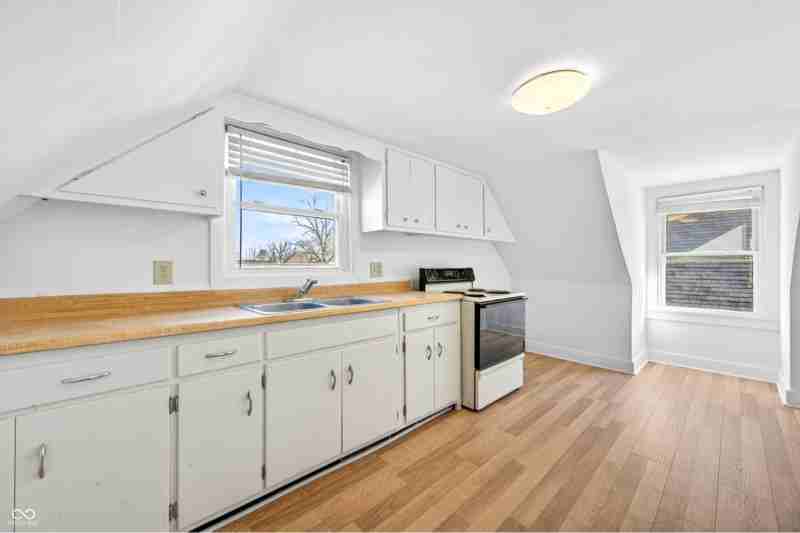 930 7th St #B - Photo 4 of 12