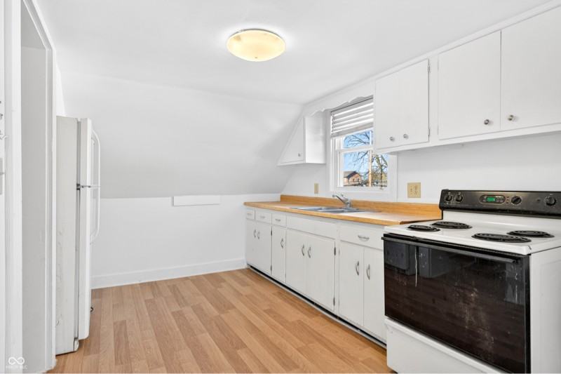 930 7th St #B - Photo 5 of 12