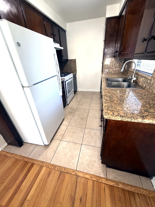 807 3rd St #E - Photo 5 of 18