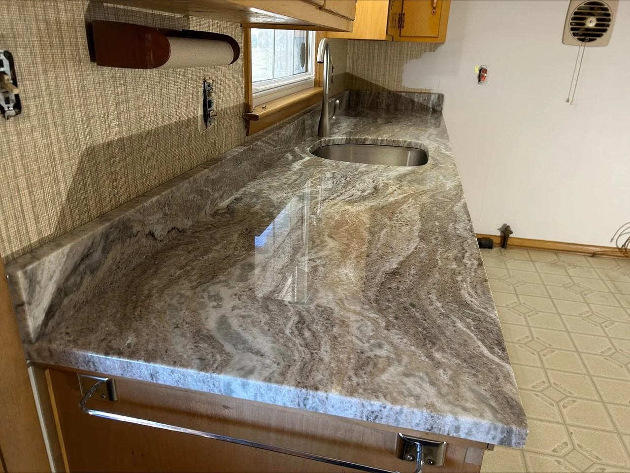 7416 Walmer St - Photo 4 of 9