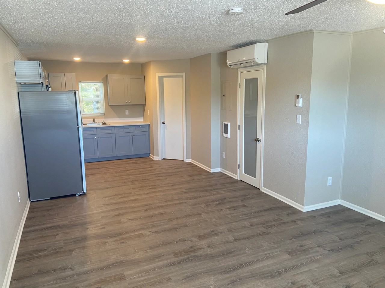 302 N Independence St - Photo 2 of 8