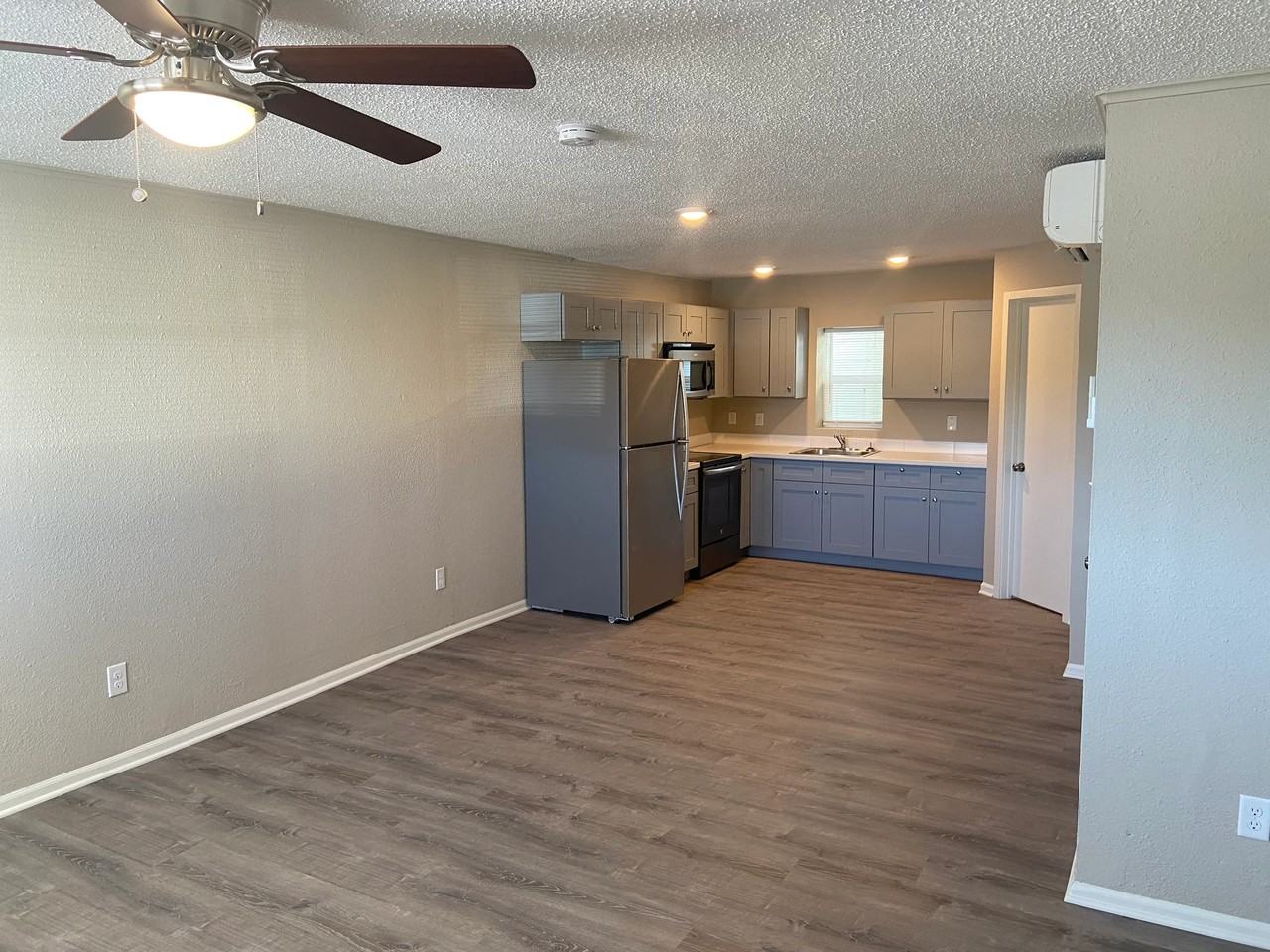 302 N Independence St - Photo 3 of 8