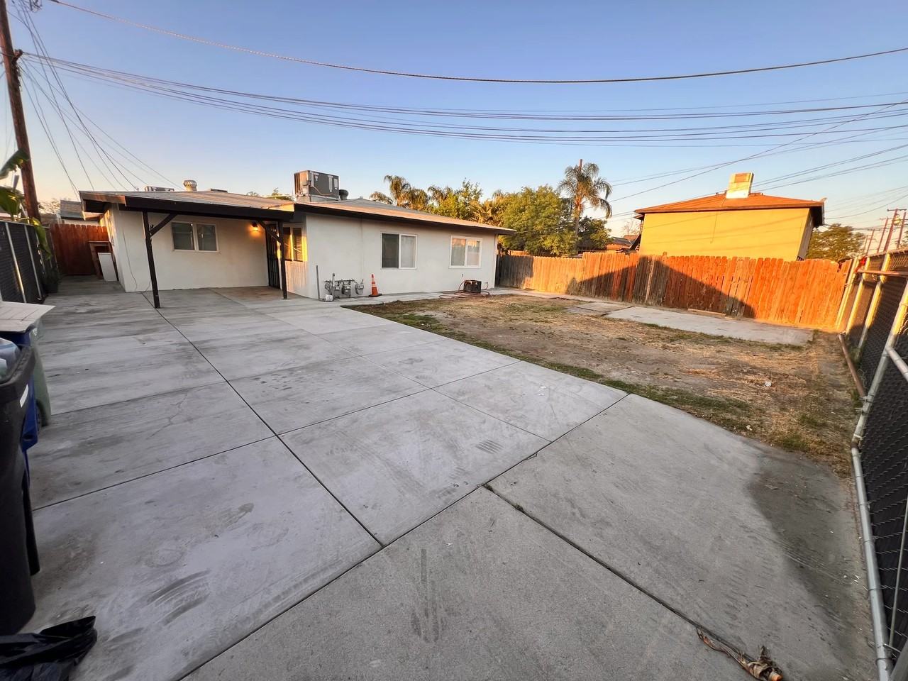 910 32nd St - Photo 3 of 16