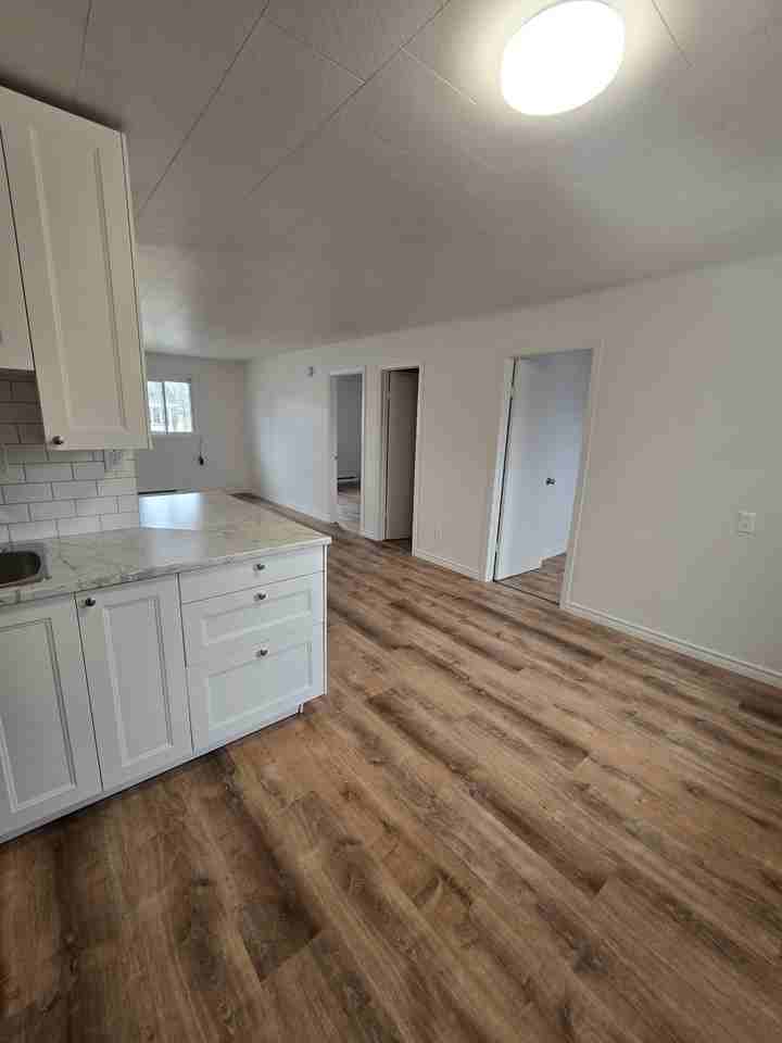468 Clarence St - Photo 2 of 8