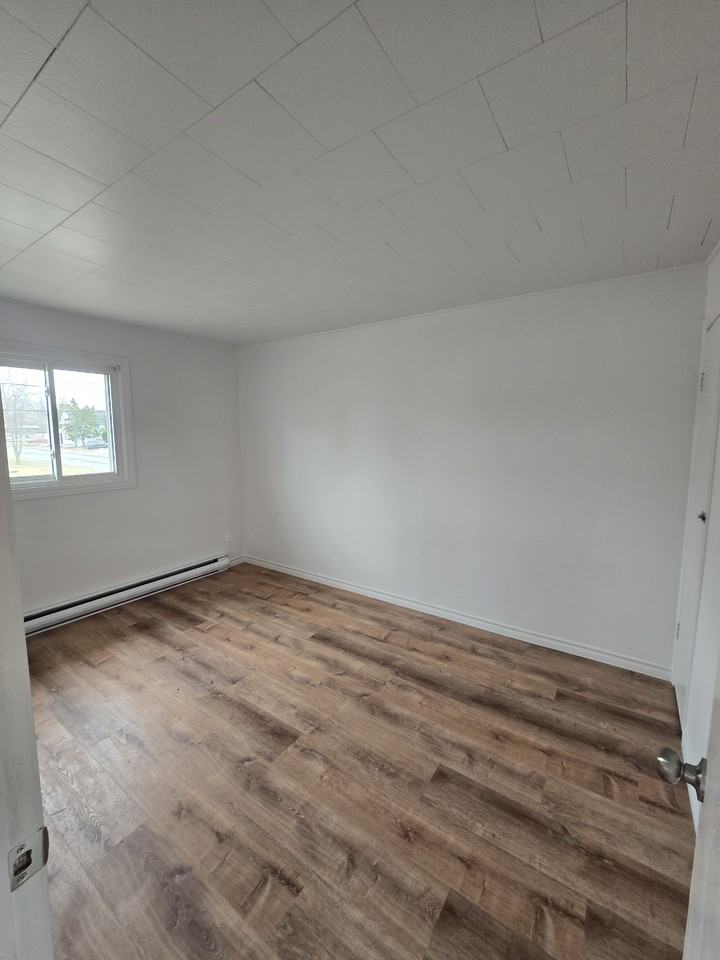 468 Clarence St - Photo 6 of 8
