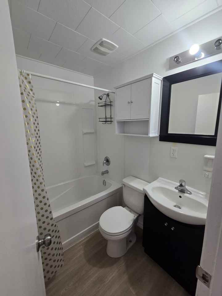 468 Clarence St - Photo 7 of 8