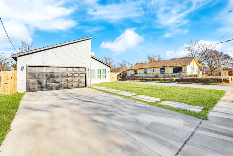 4621 Collins Ave - Photo 3 of 20