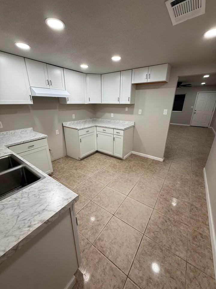 1060 B St - Photo 2 of 18