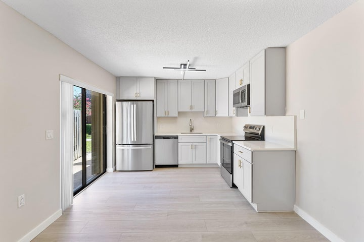 2893 Sw 22nd Cir - Photo 5 of 9