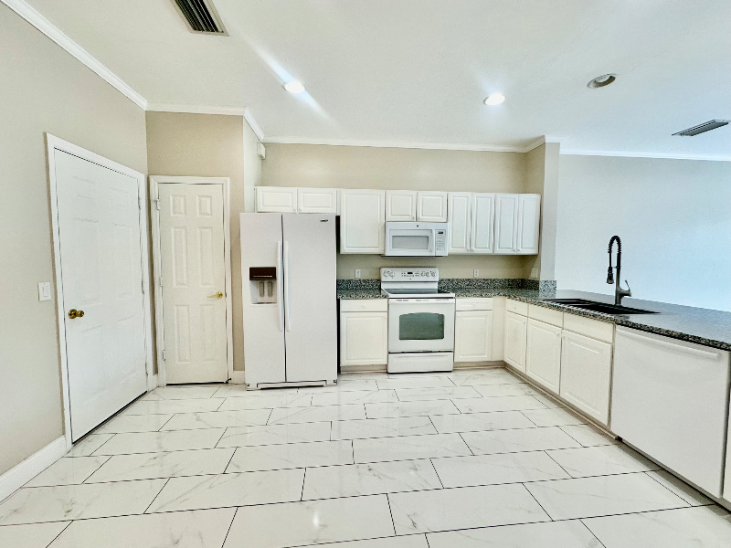 996 Hampton Cir - Photo 2 of 19
