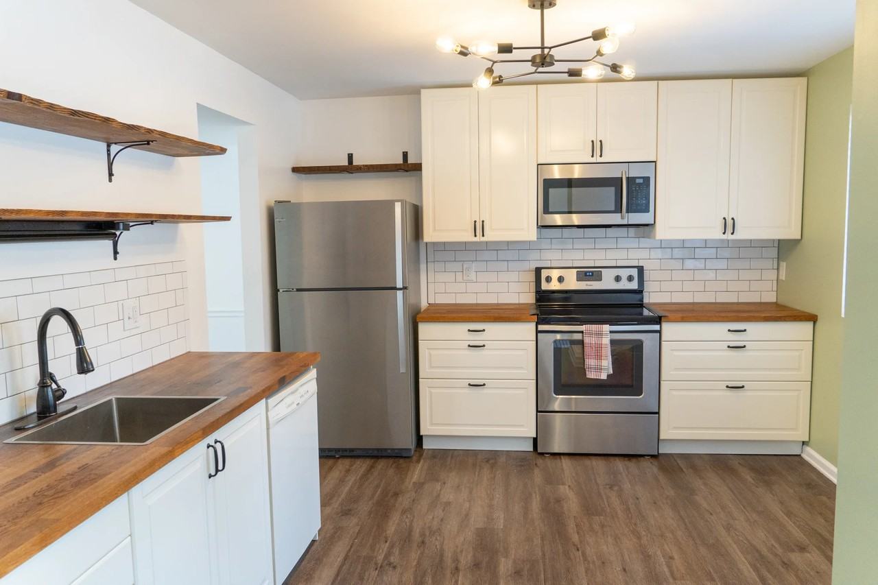1122 Commanders Way S - Photo 2 of 20