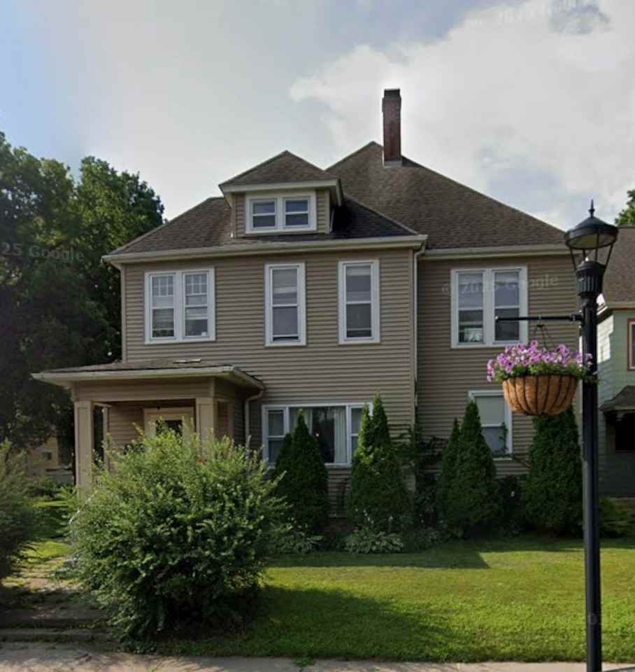932 Cass St - Photo 2 of 11