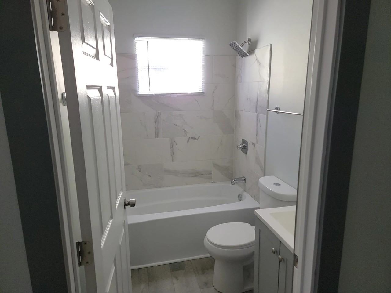 1111 N Dearborn St - Photo 2 of 5