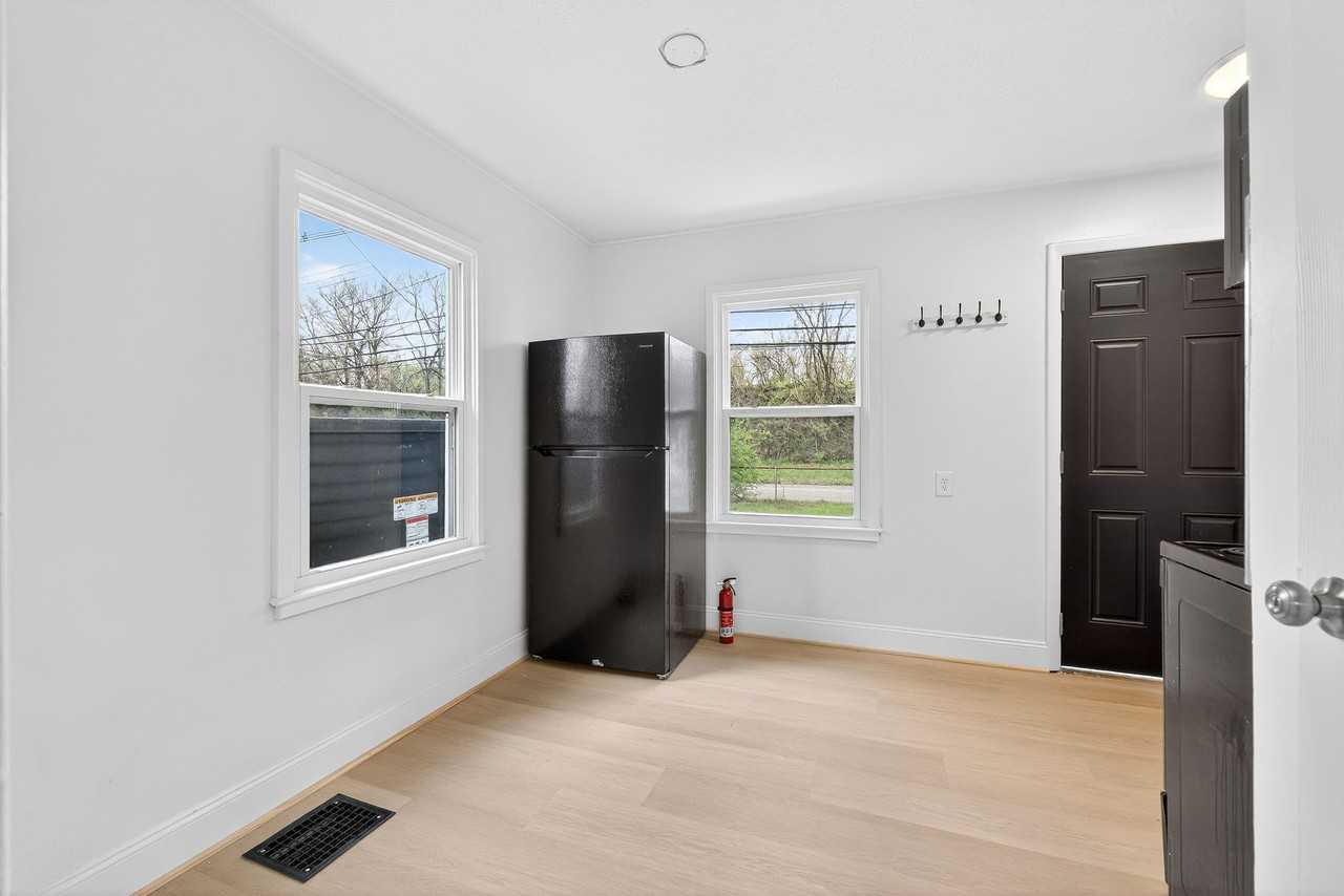 849 Lyman Ave - Photo 5 of 27