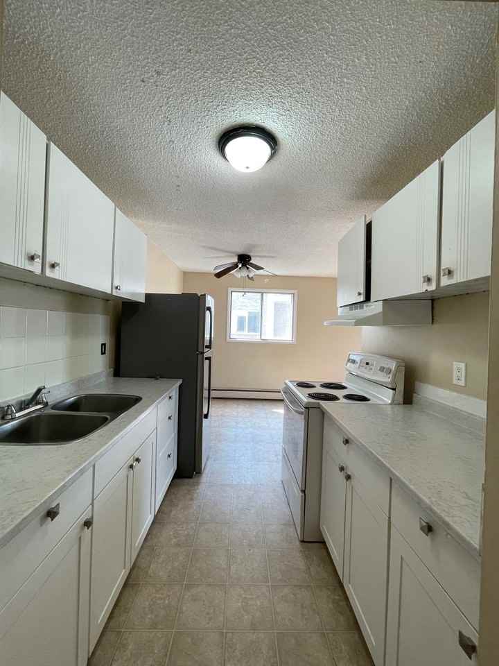 9916 156 St Nw - Photo 2 of 31