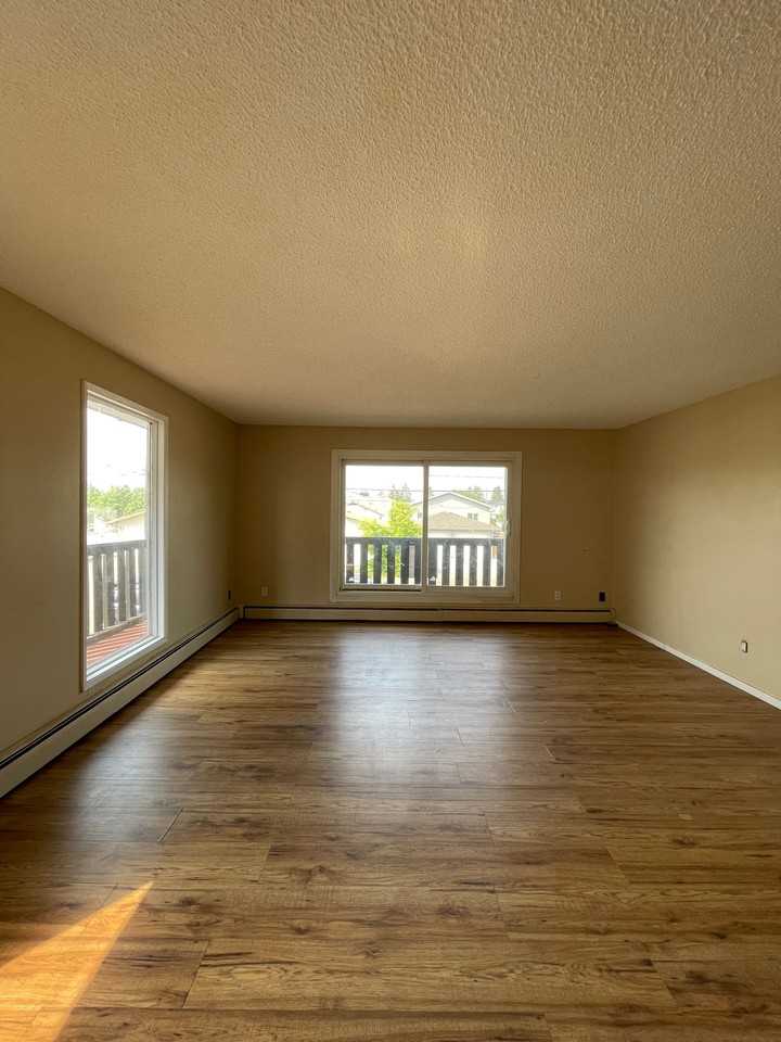 9916 156 St Nw - Photo 4 of 31