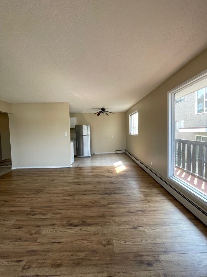 9916 156 St Nw - Photo 6 of 31